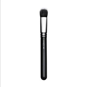 MAC 130 SYNTHETIC SHORT DUO FIBRE BRUSH
